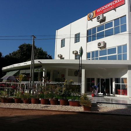 Woodpecker Resort Hotel Банжул Экстерьер фото