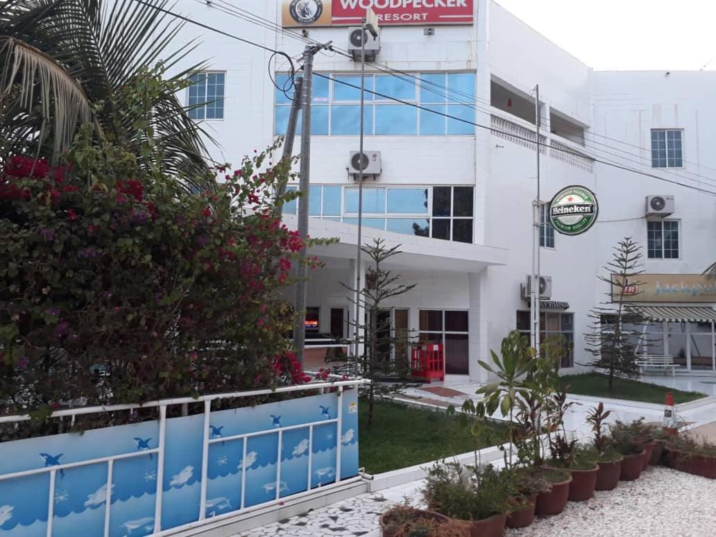 Woodpecker Resort Hotel Банжул Экстерьер фото