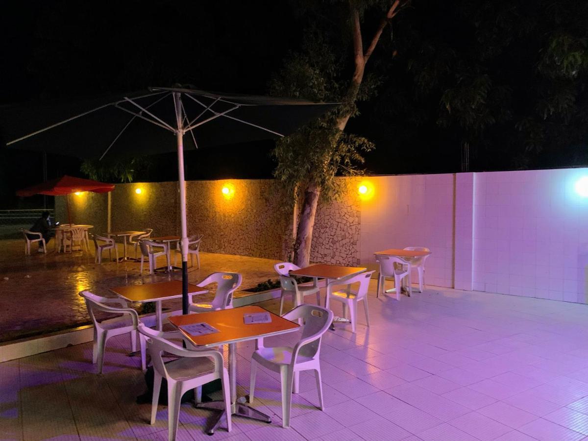 Woodpecker Resort Hotel Банжул Экстерьер фото