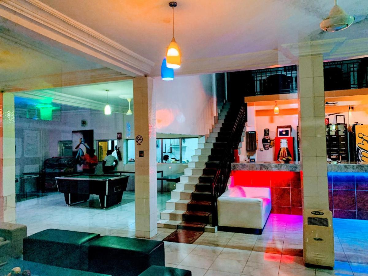 Woodpecker Resort Hotel Банжул Экстерьер фото