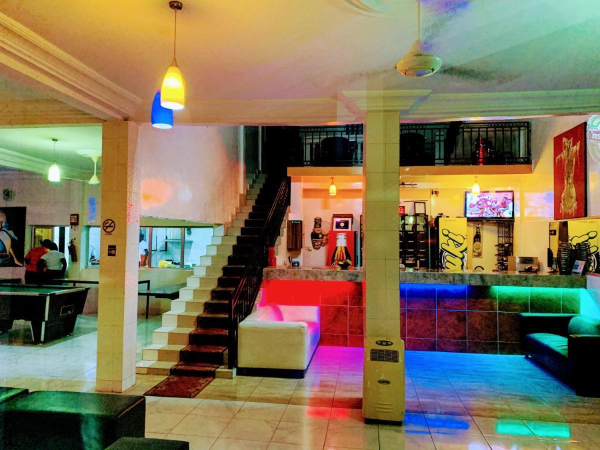Woodpecker Resort Hotel Банжул Экстерьер фото