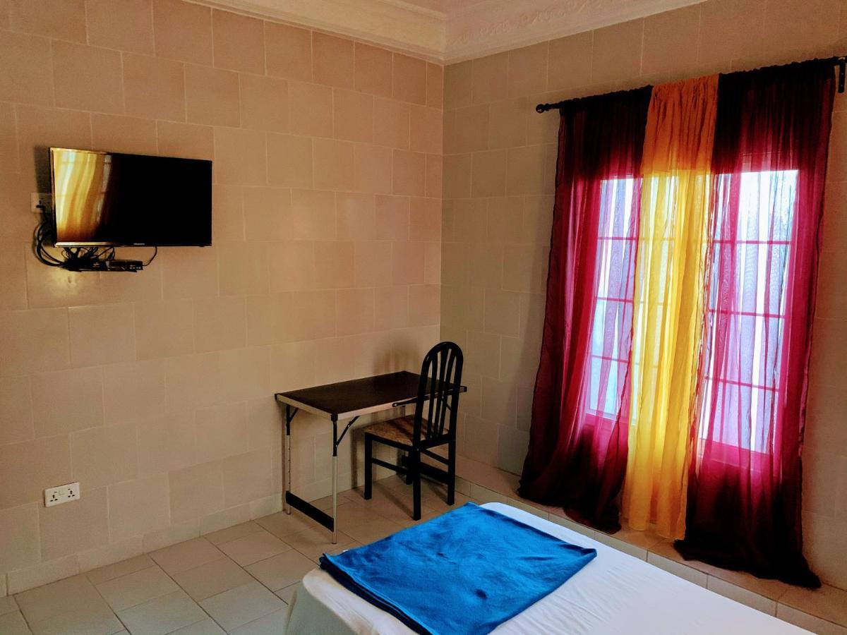 Woodpecker Resort Hotel Банжул Экстерьер фото