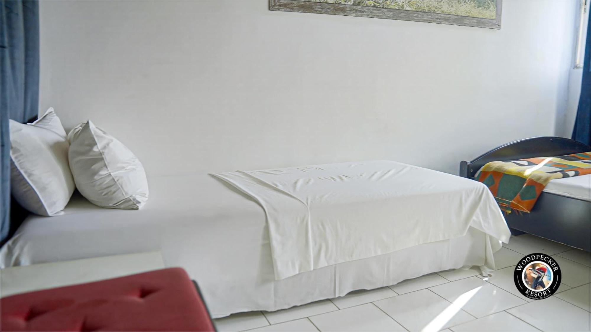 Woodpecker Resort Hotel Банжул Экстерьер фото