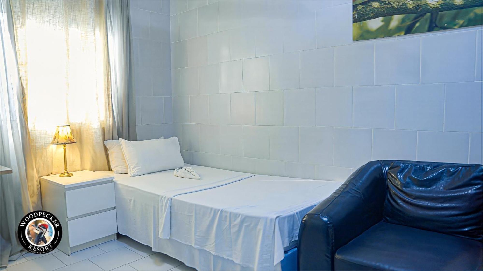 Woodpecker Resort Hotel Банжул Экстерьер фото