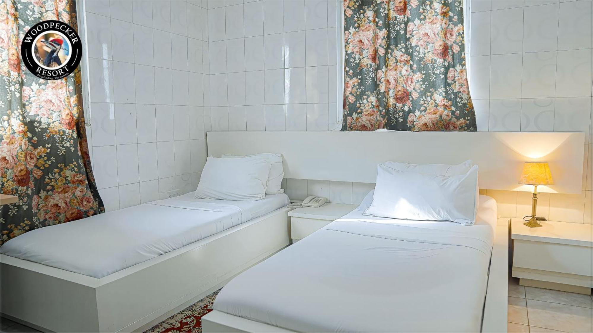 Woodpecker Resort Hotel Банжул Экстерьер фото