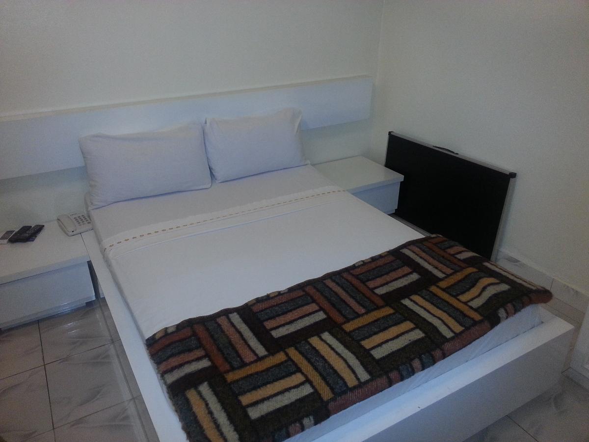 Woodpecker Resort Hotel Банжул Экстерьер фото