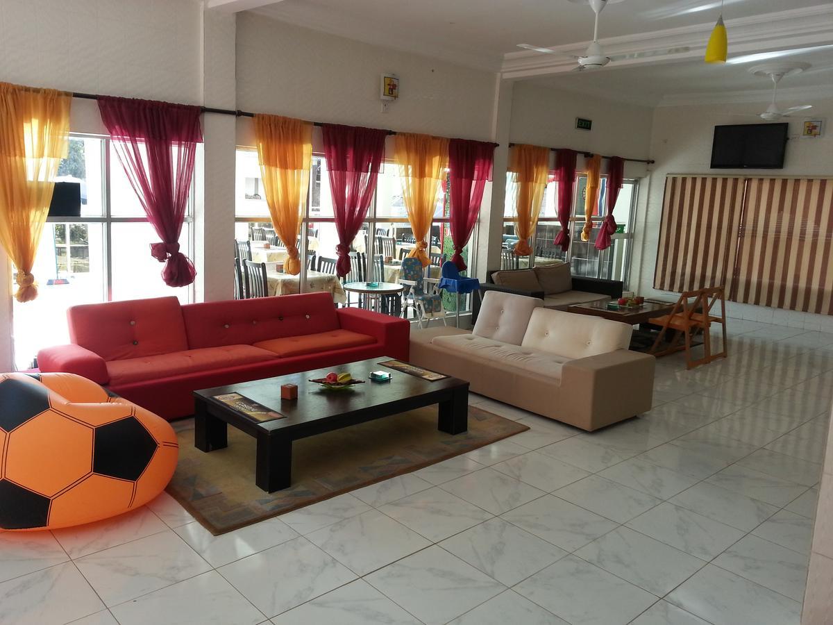 Woodpecker Resort Hotel Банжул Экстерьер фото