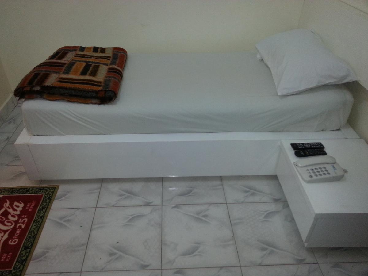 Woodpecker Resort Hotel Банжул Экстерьер фото